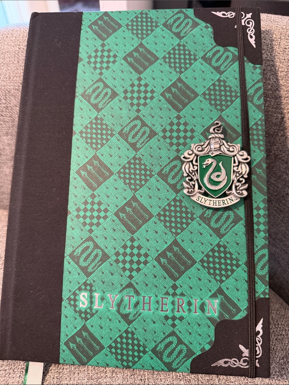New Warner Bros. Harry Potter Slytherin Crest Deluxe Hardcover Journal.